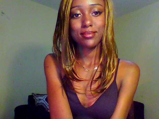 Hunnybee's BongaCams show and profile