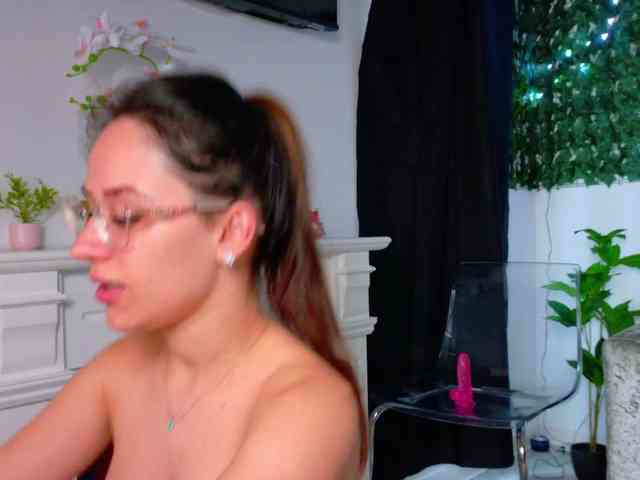 NicoleIris webcam