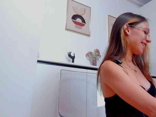 NicoleIris webcam