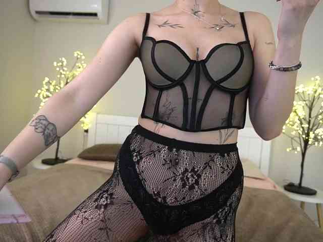 NikkiGold webcam