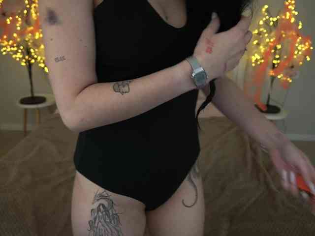 NikkiGold webcam