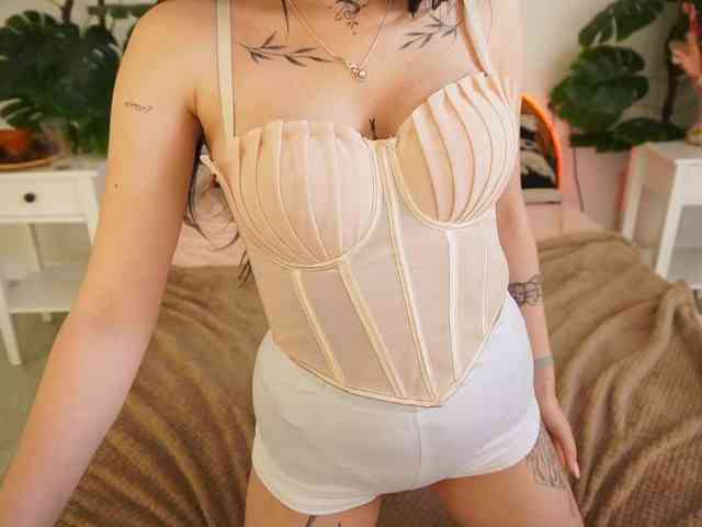NikkiGold webcam
