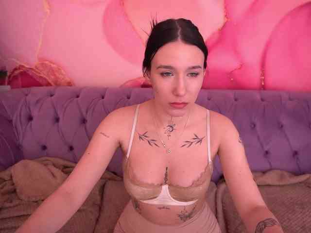NikkiGold webcam