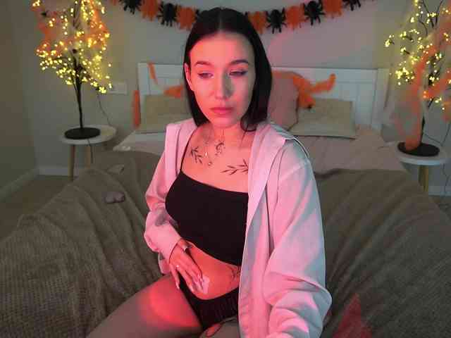 NikkiGold webcam