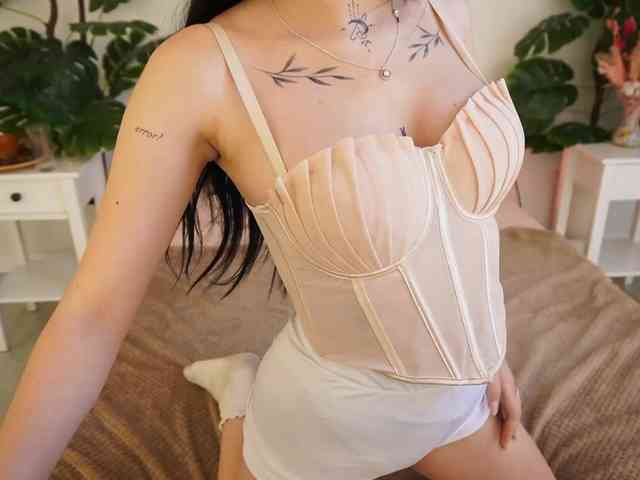 NikkiGold webcam