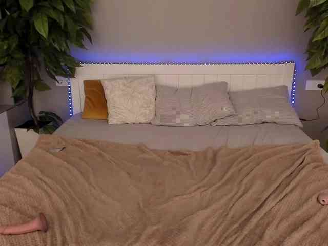 NikkiGold webcam
