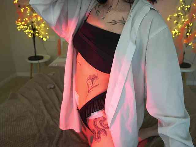 NikkiGold webcam