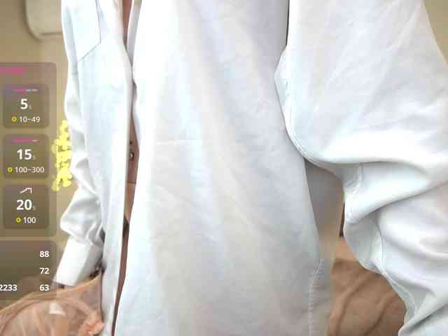 NikkiGold webcam