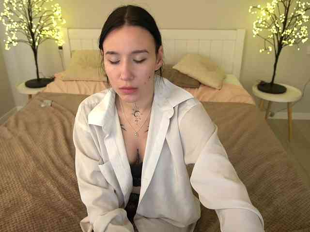 NikkiGold webcam