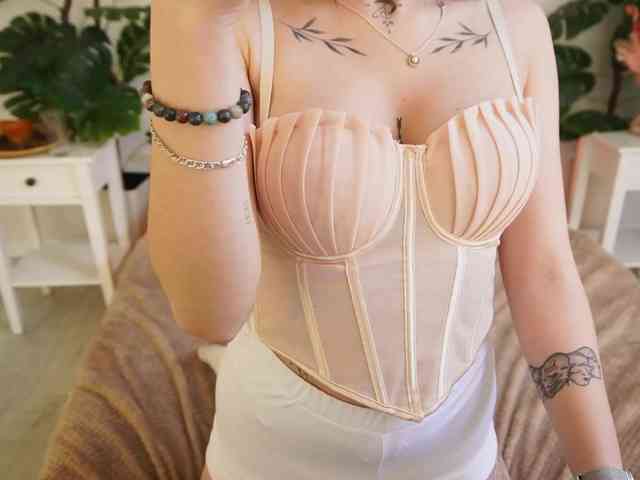 NikkiGold webcam