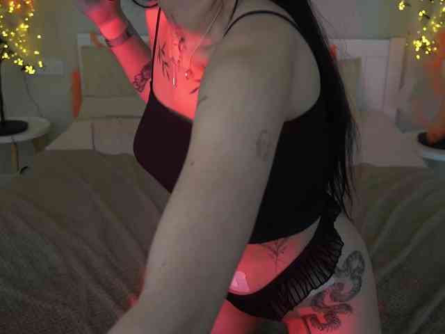 NikkiGold webcam