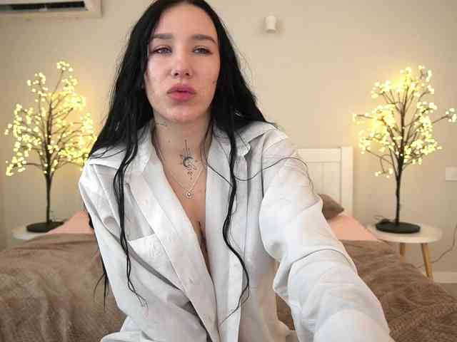 NikkiGold webcam