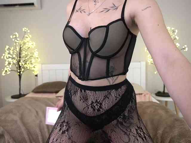 NikkiGold webcam