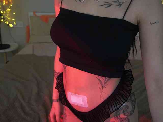 NikkiGold webcam
