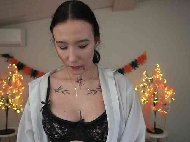 NikkiGold webcam