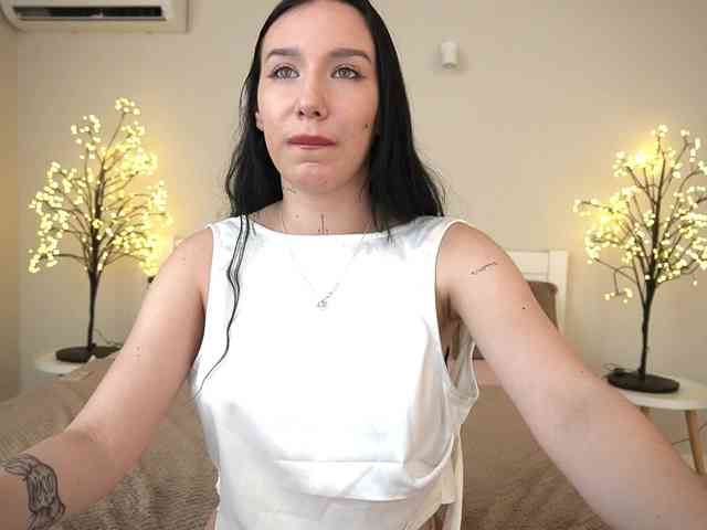 NikkiGold webcam