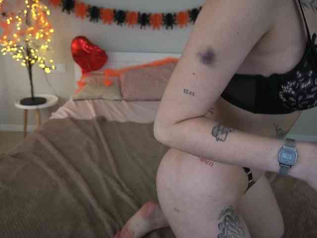 NikkiGold webcam