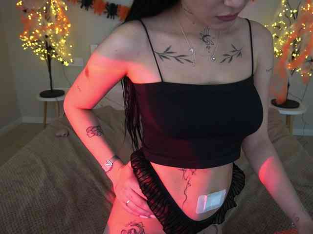 NikkiGold webcam