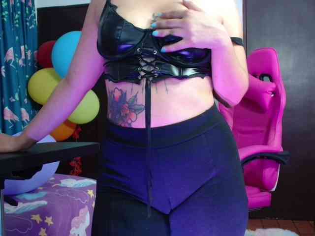 lola-fiery webcam