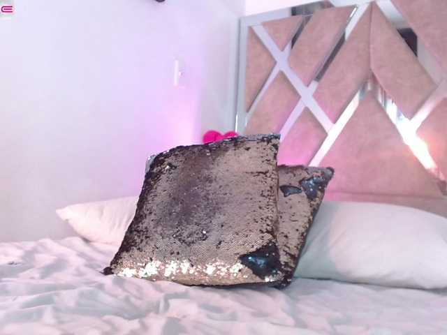 LauryMoons's BongaCams show and profile