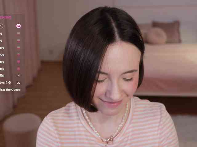 -FemaleEssence-'s webcam live show