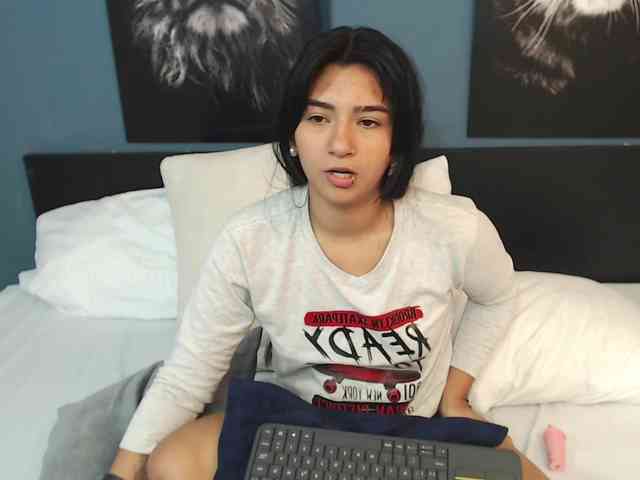 KhendraOwen webcam