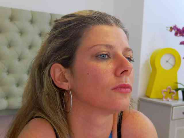 AnneBlueeyes webcam