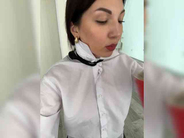Bettysoul (25, White Cam Girl) performing squirt.