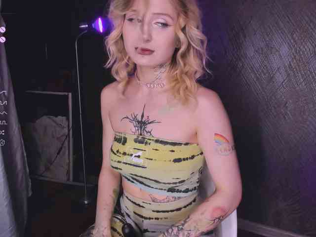 goth-bimbo goth-bimbo