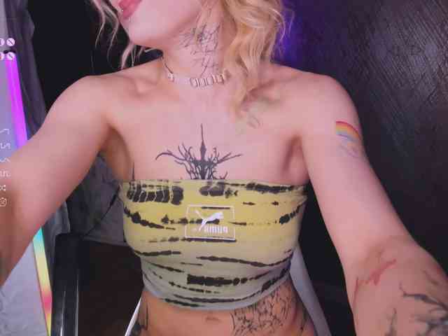 goth-bimbo goth-bimbo