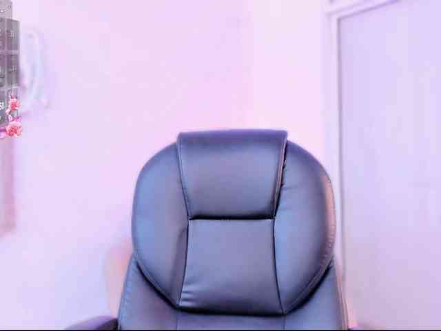 Aura-cuutee Live Webcam on BongaCams