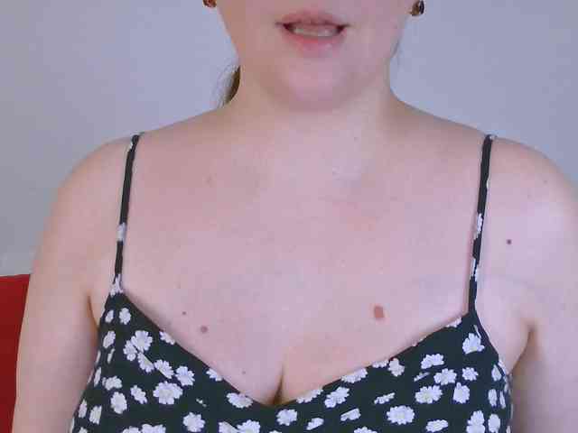 CurvyMasha webcam