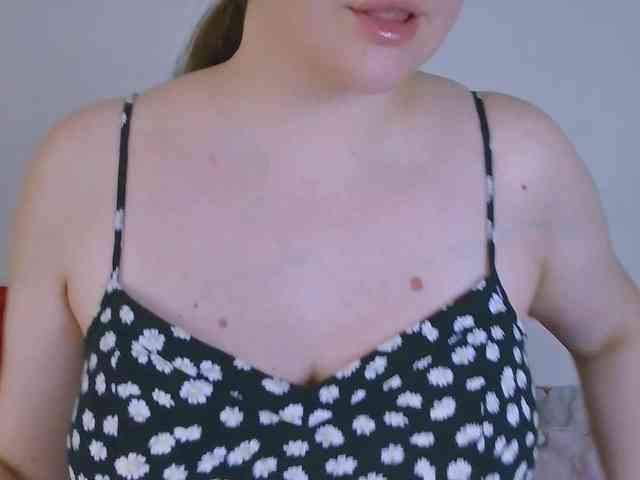 CurvyMasha webcam