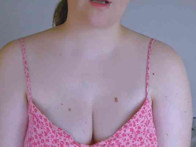 CurvyMasha webcam