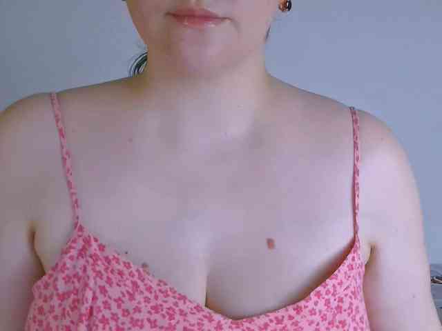 CurvyMasha webcam