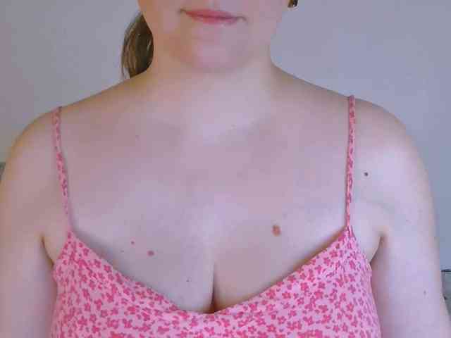 CurvyMasha webcam