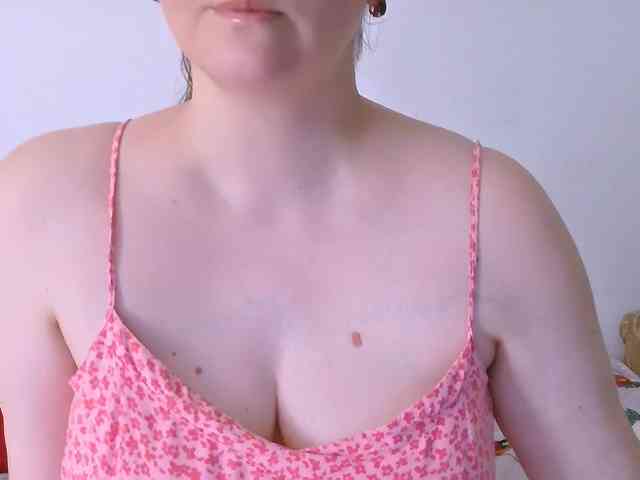 CurvyMasha webcam