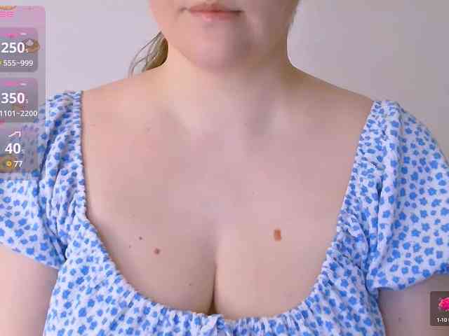 CurvyMasha webcam