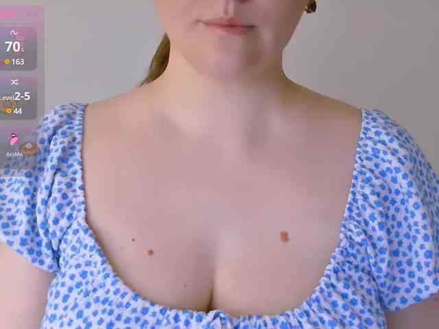 CurvyMasha webcam