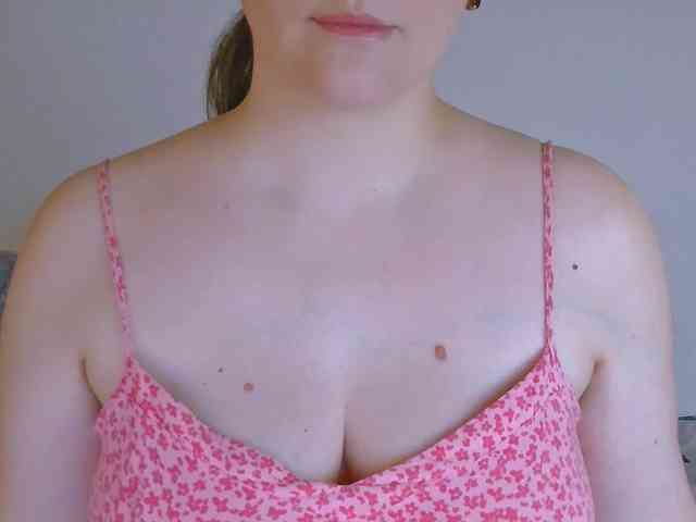 CurvyMasha webcam
