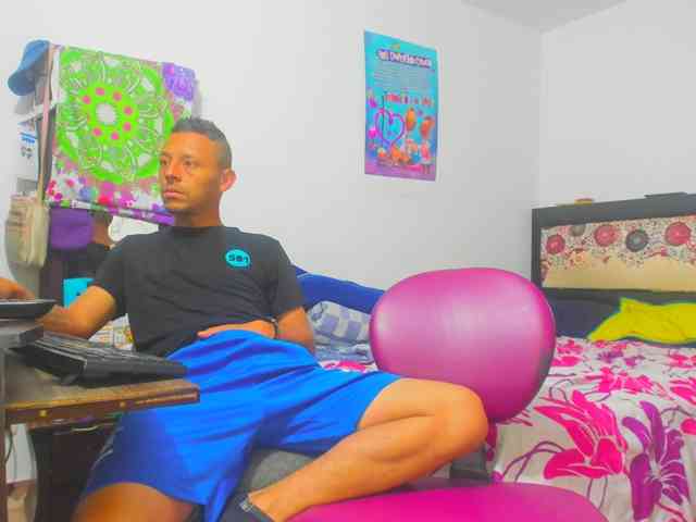 yournaughtyandsexyprince webcam