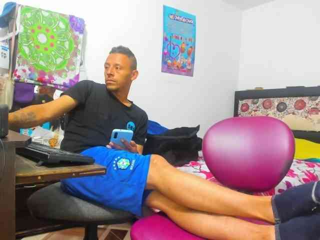 yournaughtyandsexyprince webcam