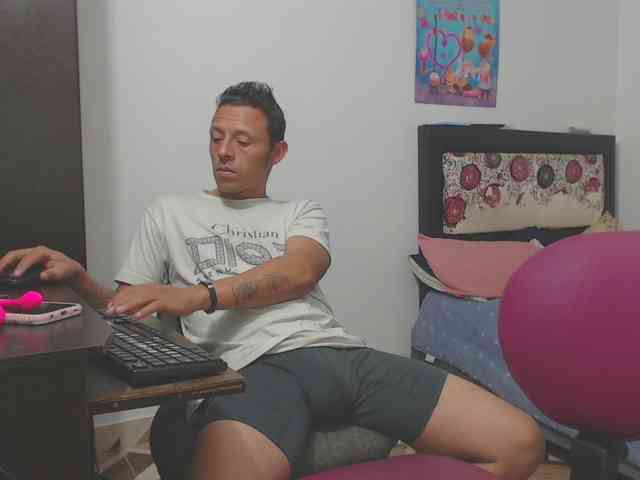 yournaughtyandsexyprince webcam