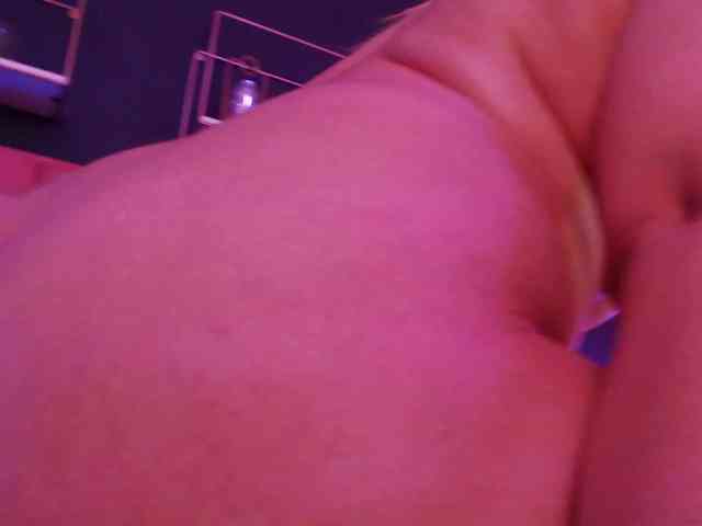 CrystalWoods94 webcam