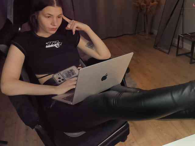 Anna-Darkness webcam