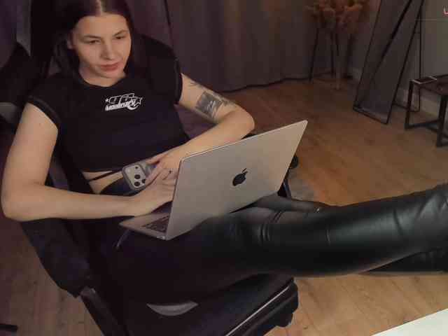 Anna-Darkness webcam