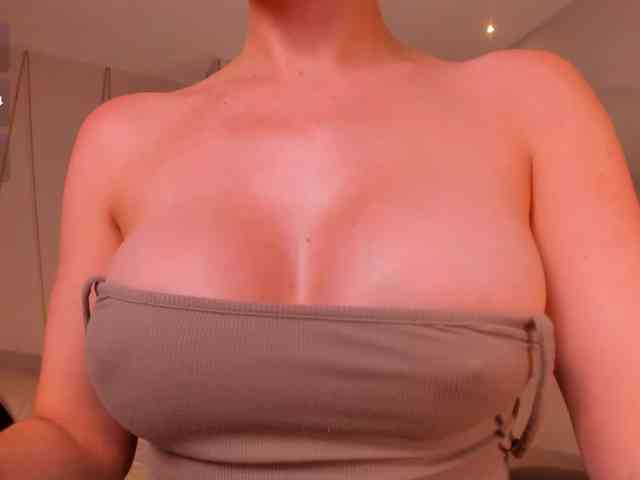 MiaFarrell webcam