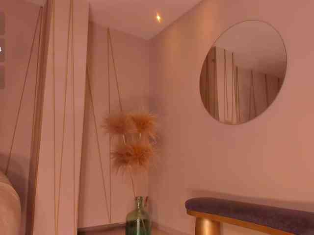 MiaFarrell webcam