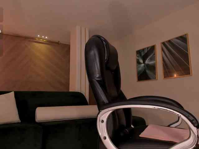 MiaFarrell webcam