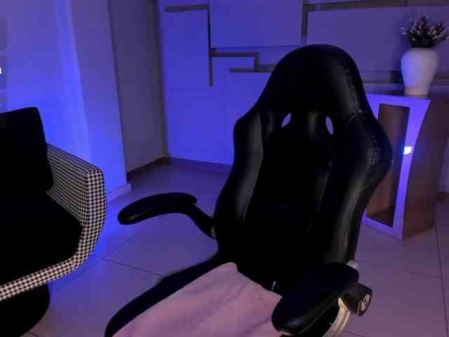 MiaFarrell webcam
